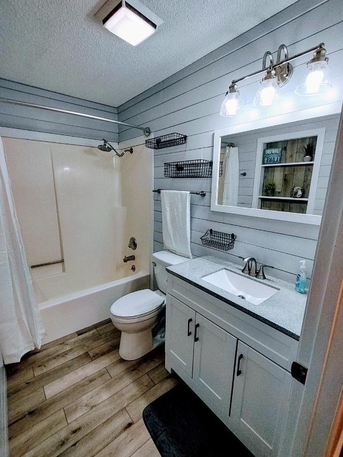 F Lakefront! Remodeled, Sleeps 4, Boat Slip, Patio, Wifi, Cable, Pool Osage Beach Exterior photo