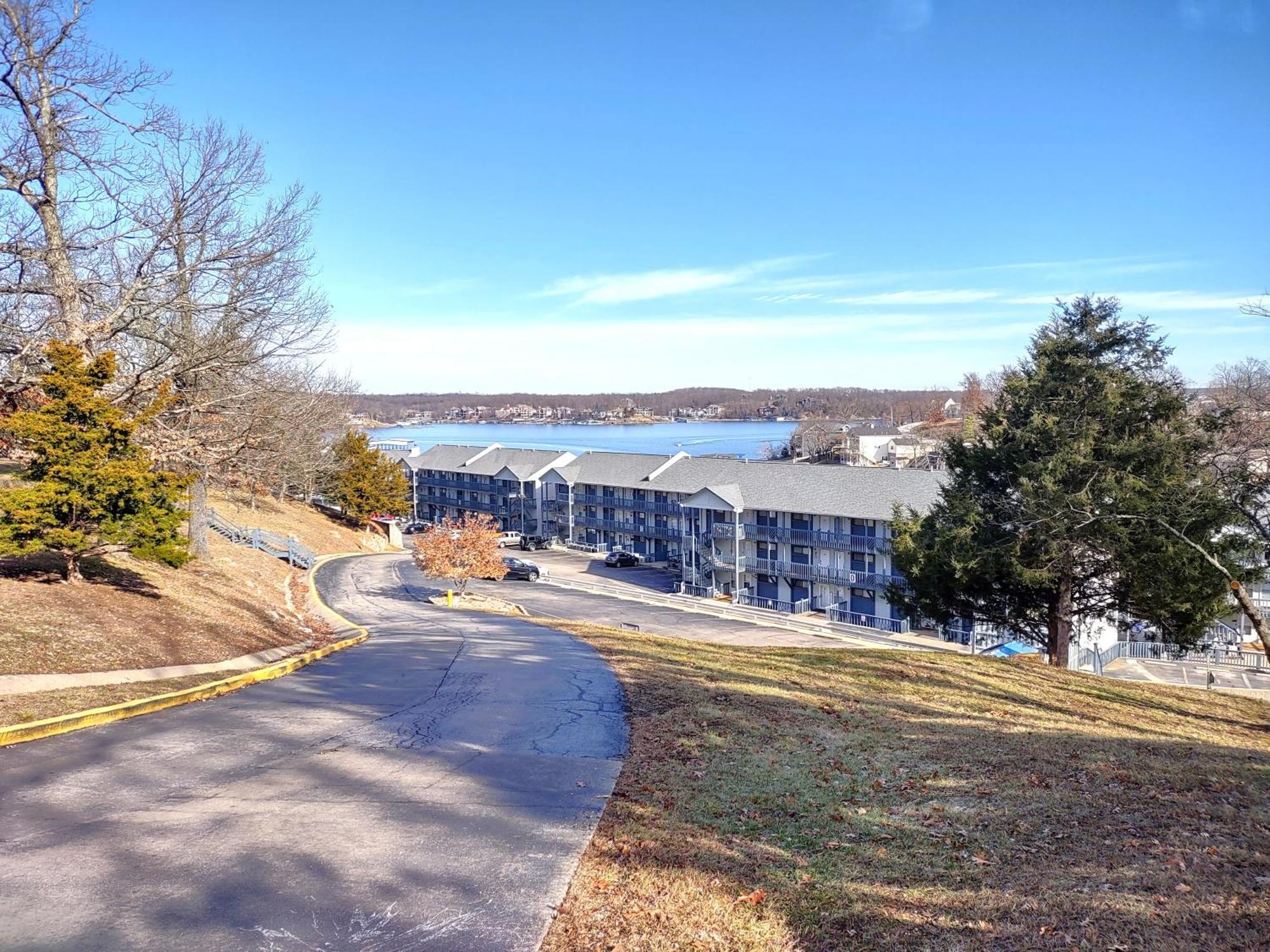 F Lakefront! Remodeled, Sleeps 4, Boat Slip, Patio, Wifi, Cable, Pool Osage Beach Exterior photo