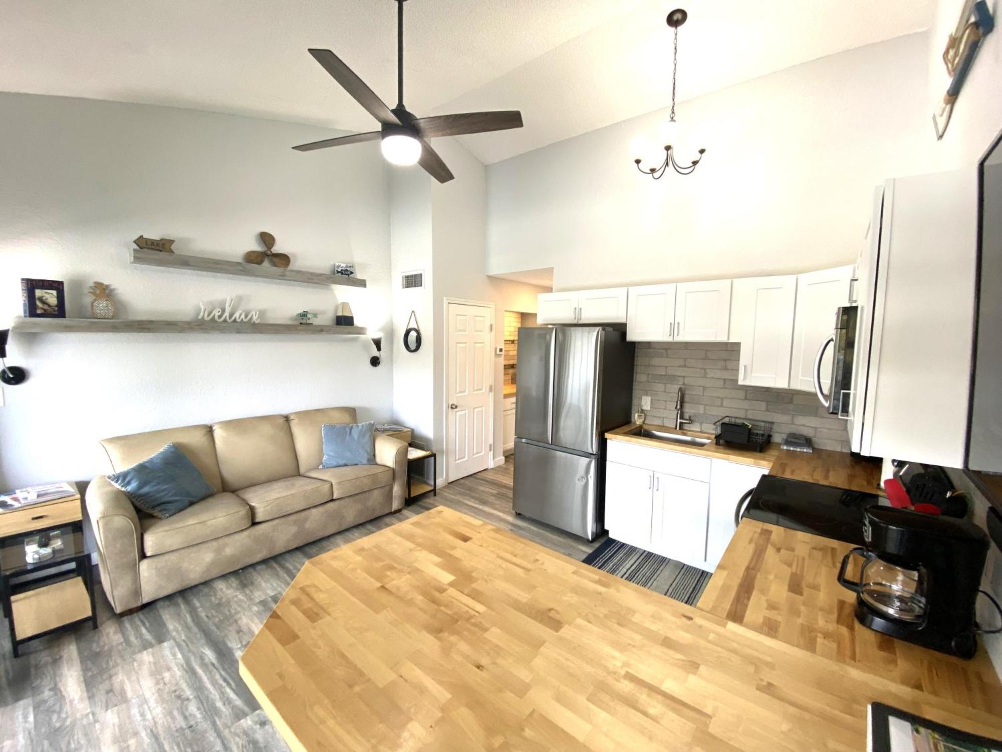 F Lakefront! Remodeled, Sleeps 4, Boat Slip, Patio, Wifi, Cable, Pool Osage Beach Exterior photo