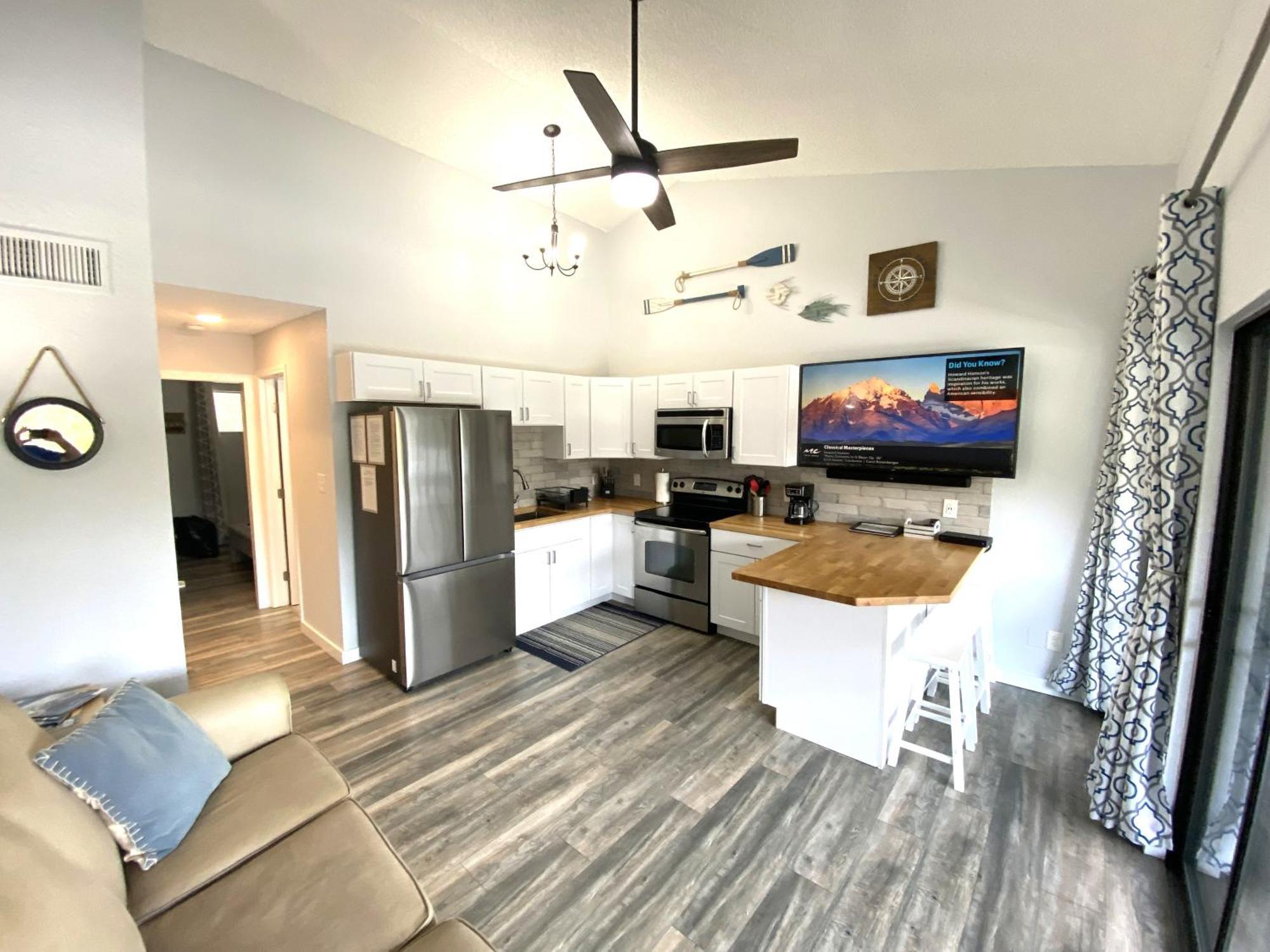 F Lakefront! Remodeled, Sleeps 4, Boat Slip, Patio, Wifi, Cable, Pool Osage Beach Exterior photo