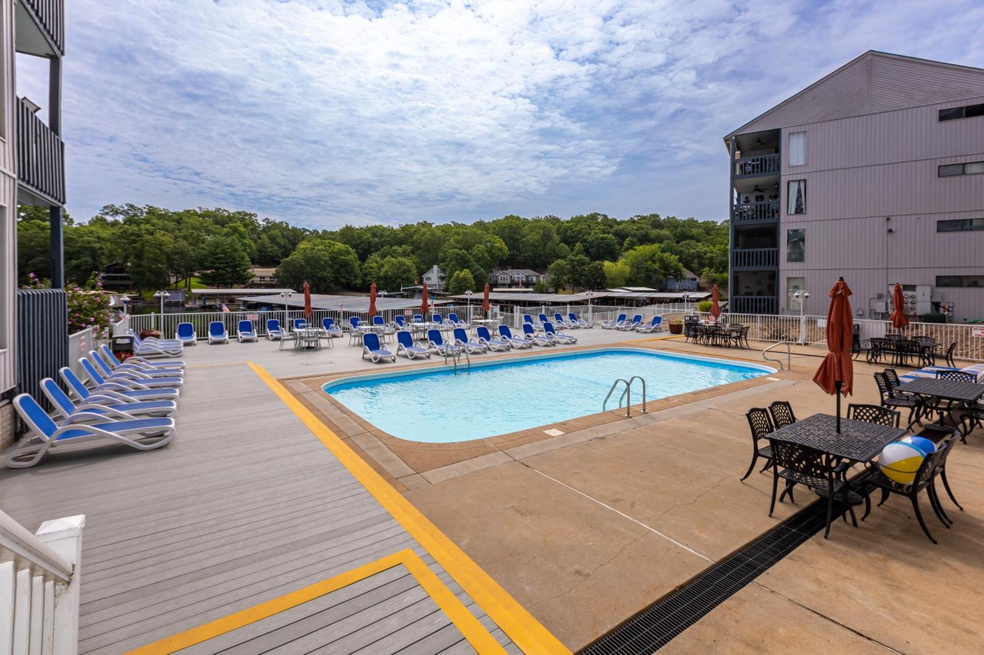 F Lakefront! Remodeled, Sleeps 4, Boat Slip, Patio, Wifi, Cable, Pool Osage Beach Exterior photo