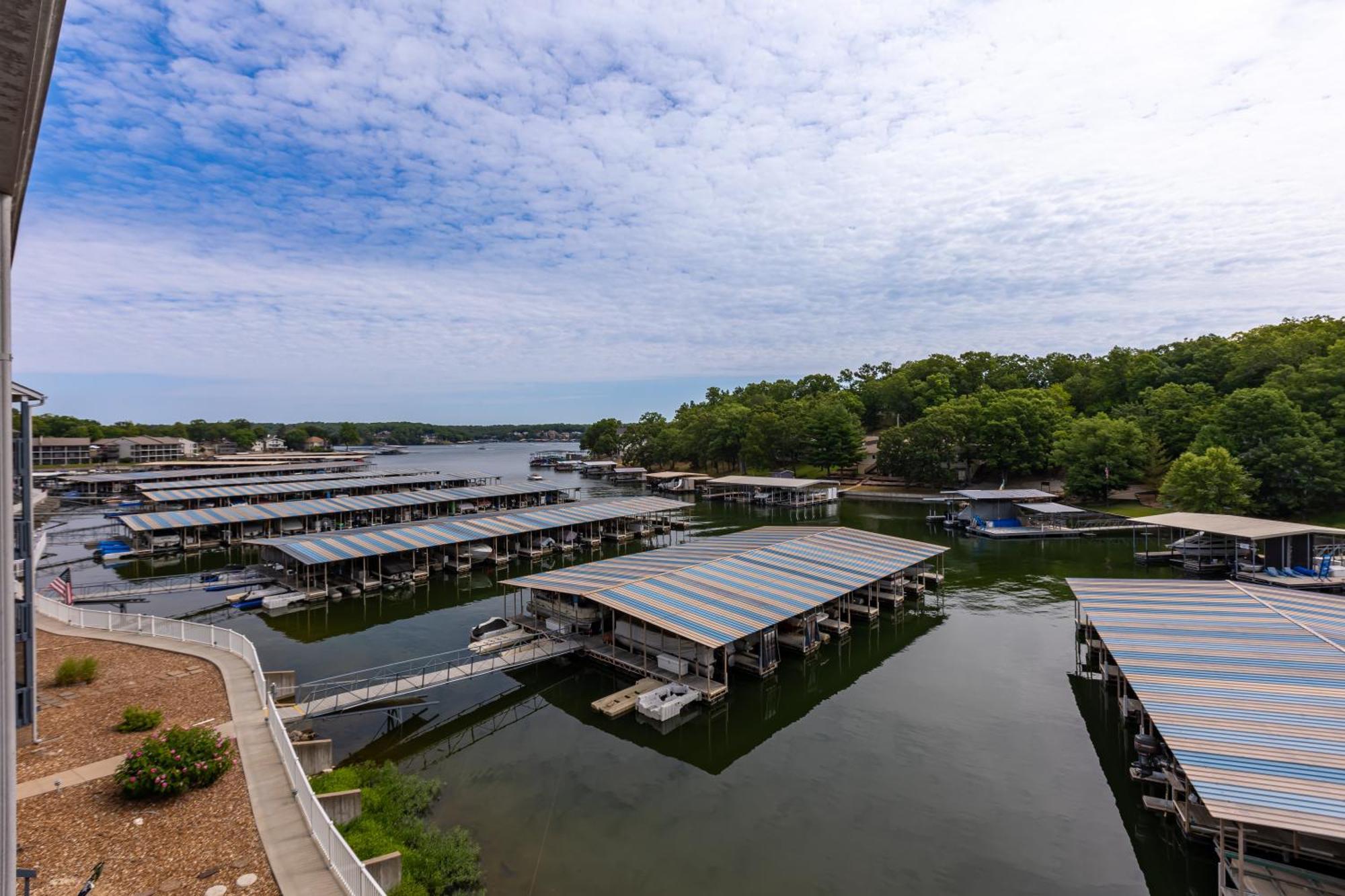 F Lakefront! Remodeled, Sleeps 4, Boat Slip, Patio, Wifi, Cable, Pool Osage Beach Exterior photo