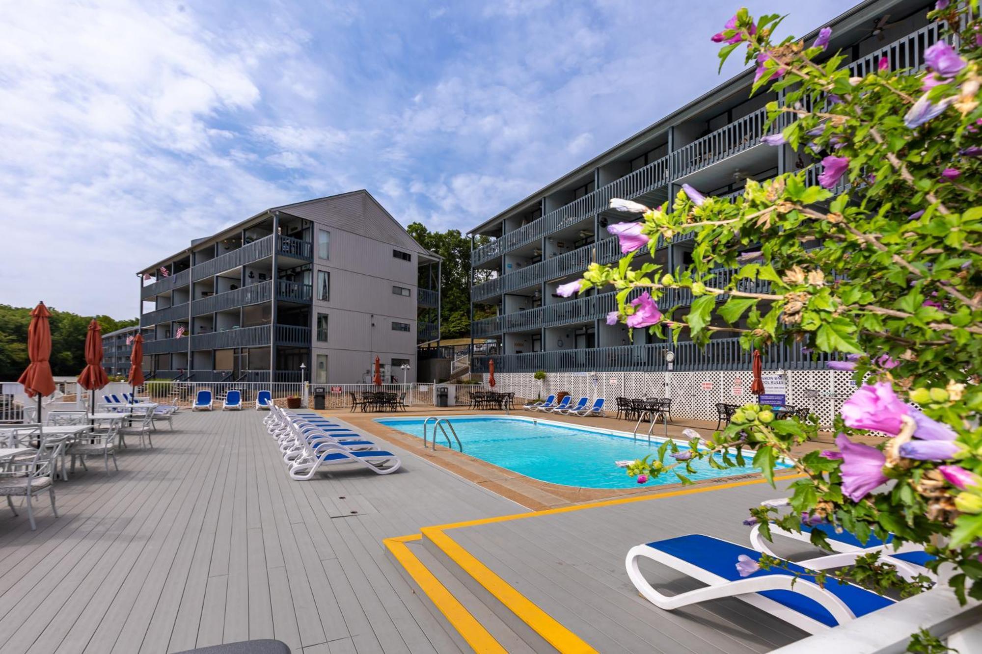 F Lakefront! Remodeled, Sleeps 4, Boat Slip, Patio, Wifi, Cable, Pool Osage Beach Exterior photo