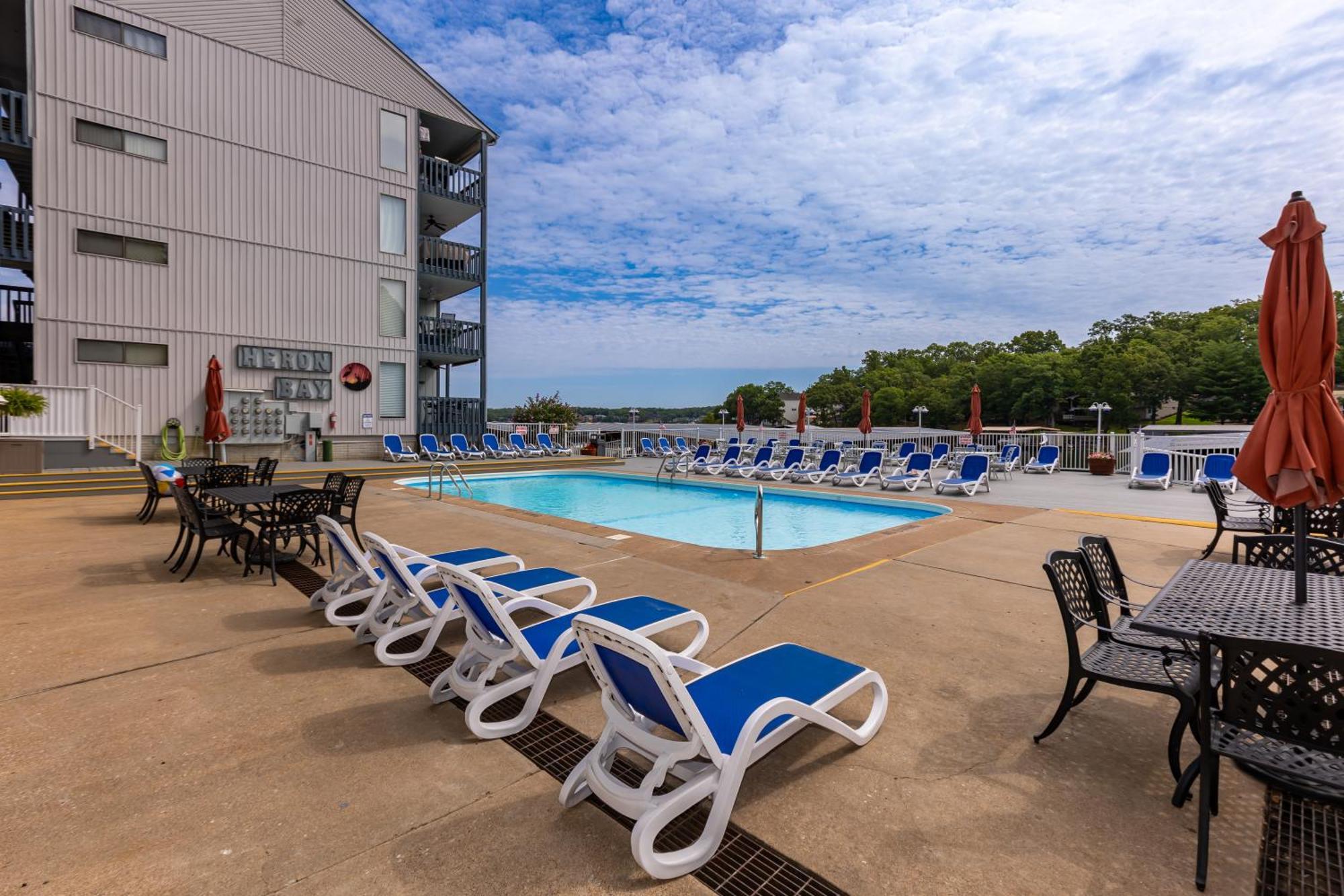 F Lakefront! Remodeled, Sleeps 4, Boat Slip, Patio, Wifi, Cable, Pool Osage Beach Exterior photo