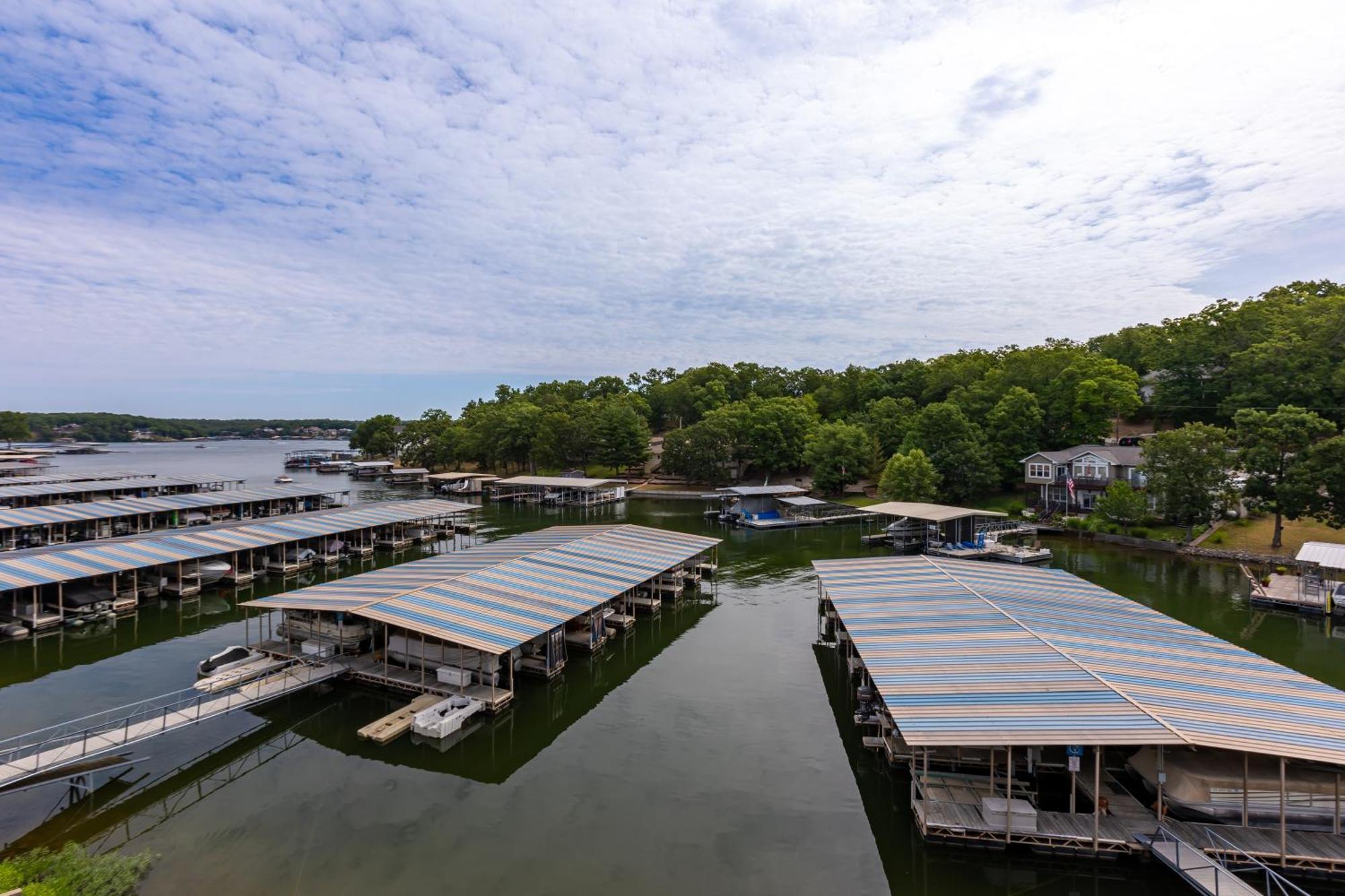 F Lakefront! Remodeled, Sleeps 4, Boat Slip, Patio, Wifi, Cable, Pool Osage Beach Exterior photo
