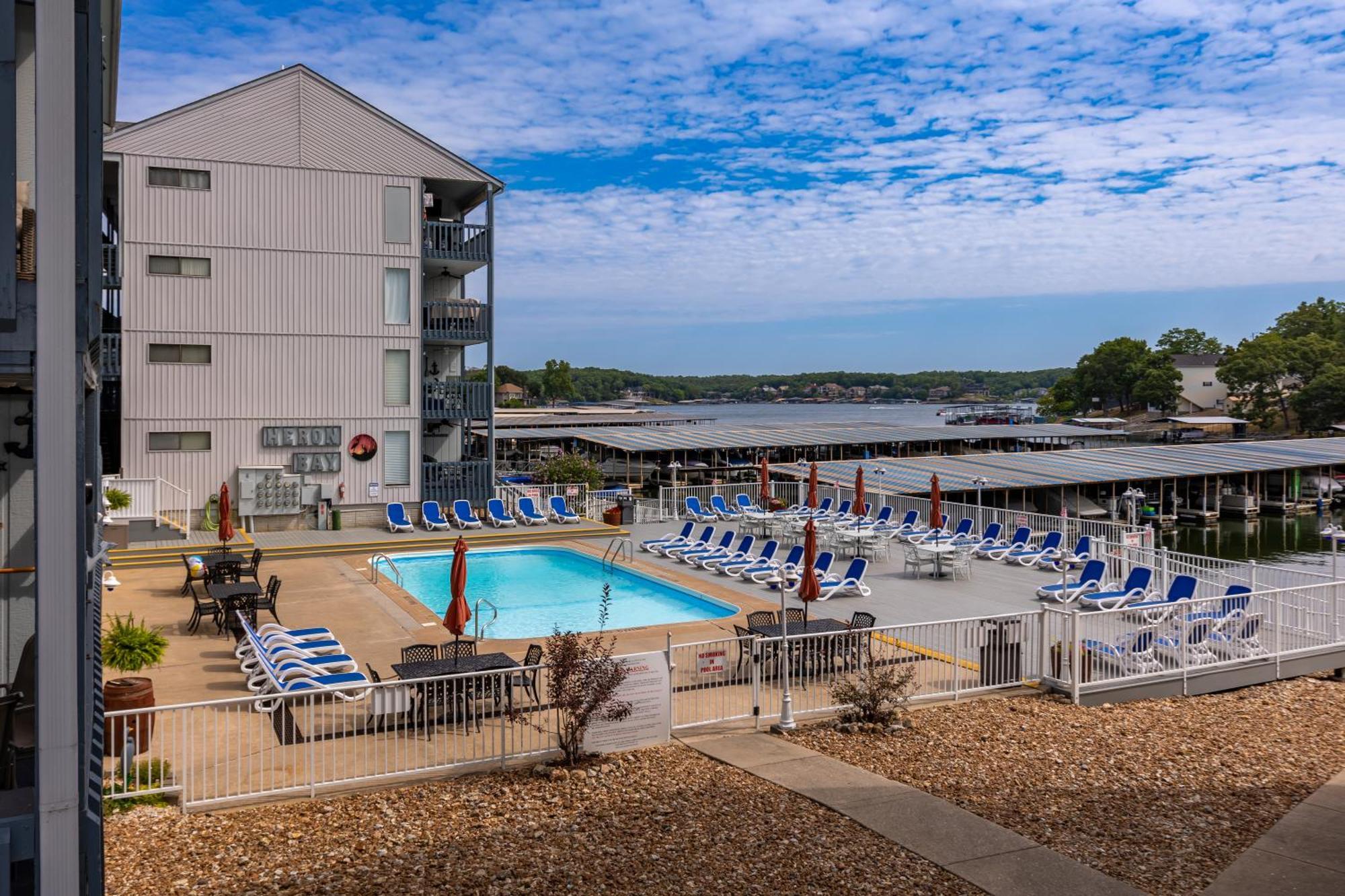F Lakefront! Remodeled, Sleeps 4, Boat Slip, Patio, Wifi, Cable, Pool Osage Beach Exterior photo