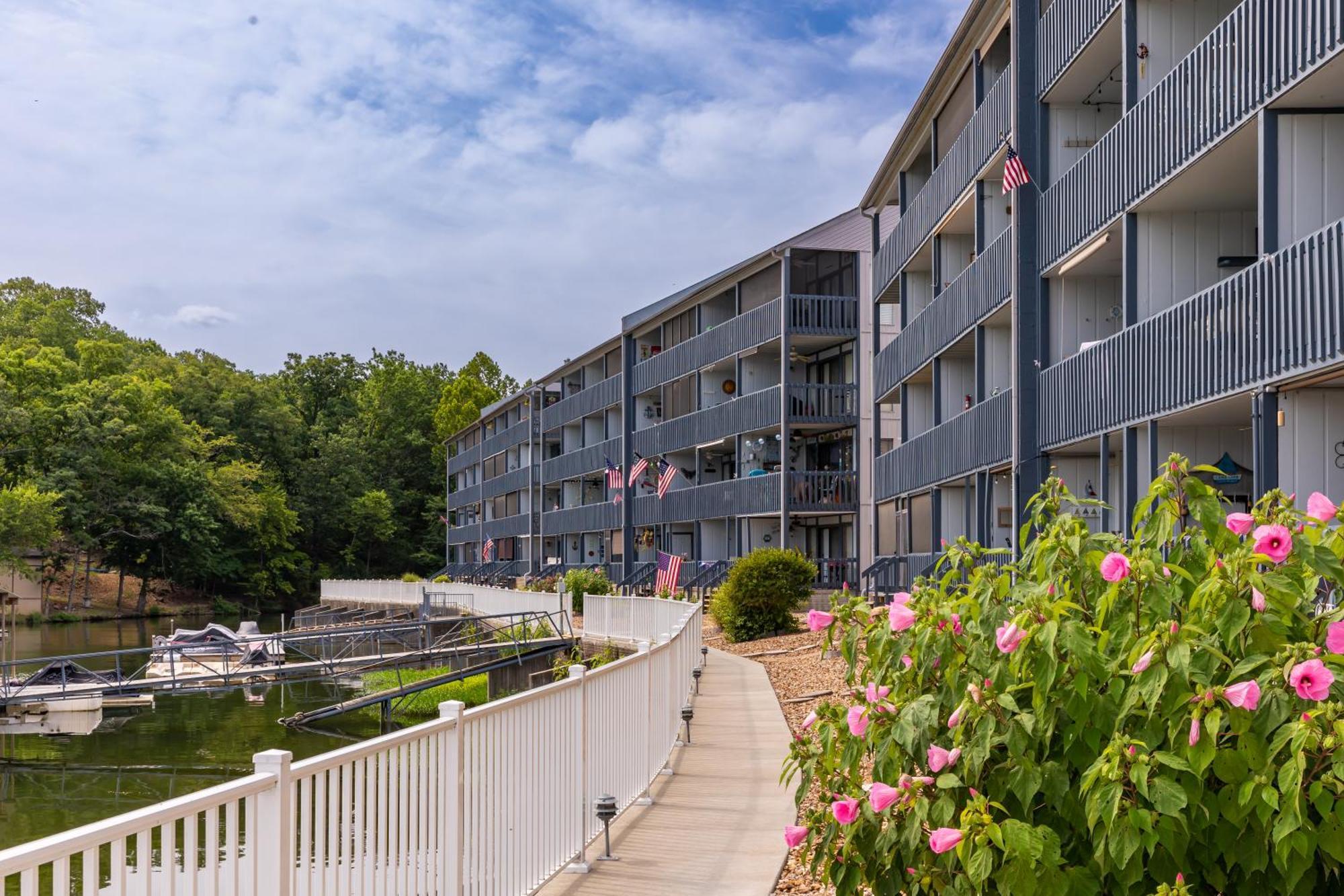 F Lakefront! Remodeled, Sleeps 4, Boat Slip, Patio, Wifi, Cable, Pool Osage Beach Exterior photo