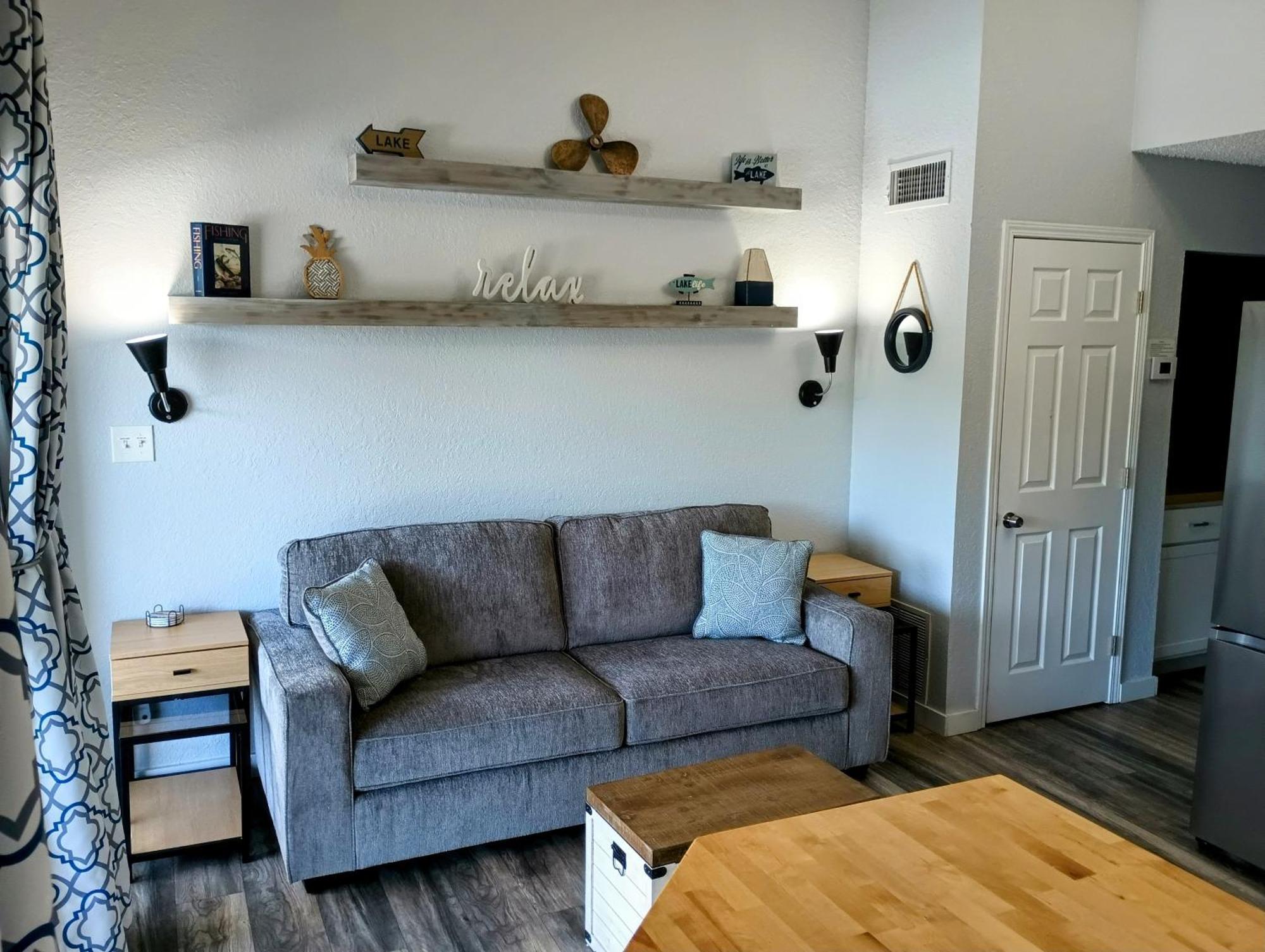 F Lakefront! Remodeled, Sleeps 4, Boat Slip, Patio, Wifi, Cable, Pool Osage Beach Exterior photo