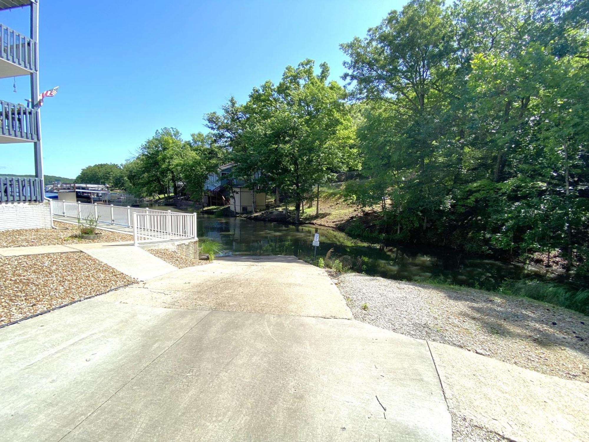 F Lakefront! Remodeled, Sleeps 4, Boat Slip, Patio, Wifi, Cable, Pool Osage Beach Exterior photo